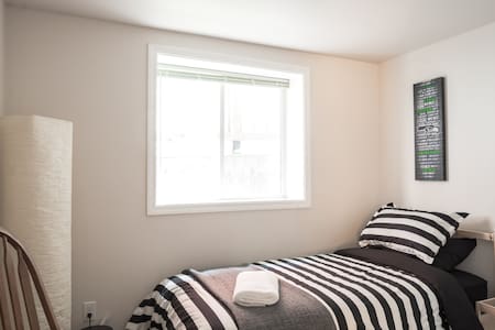 Seattle Seahawks Room in the U-District - Seattle