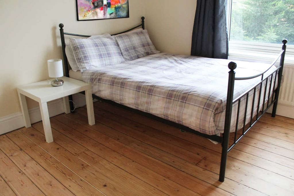 Enjoy London with this private double room. We're close to London's main tourist hotspots!