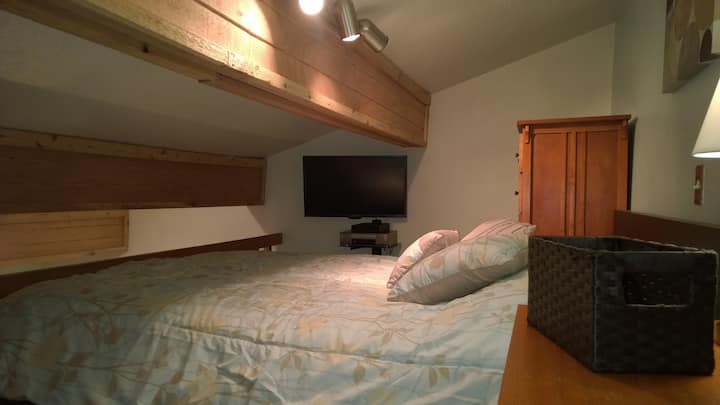 Eneo la roshani lenye nafasi kubwa na lililokarabatiwa na kitanda cha ukubwa wa malkia na televisheni janja ya gorofa ya 37.