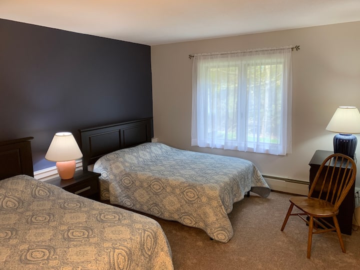 غرفة نوم سفلية ، سريران