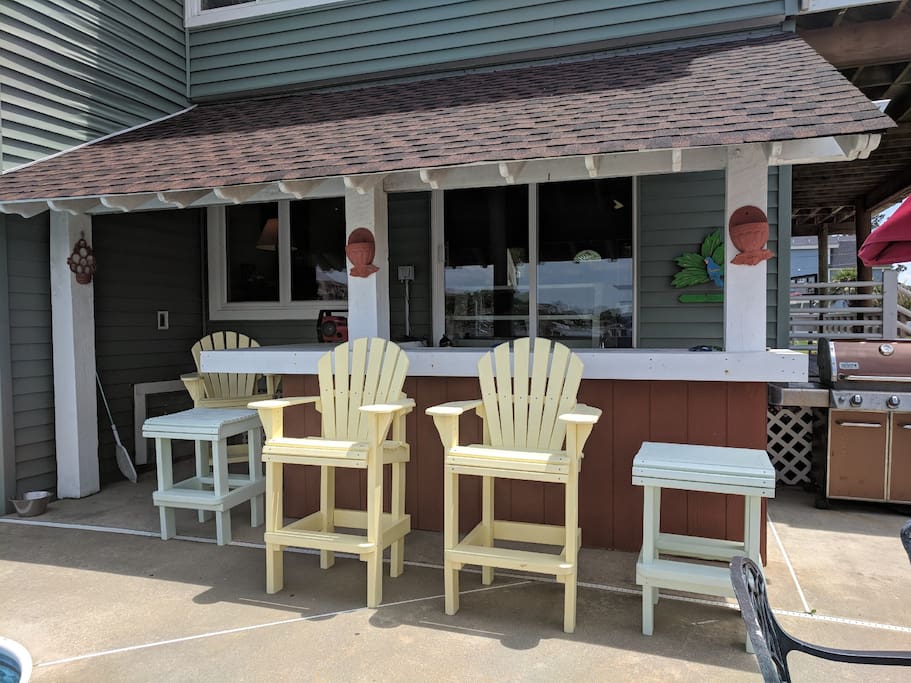 Tiki Bar and outdoor grill.