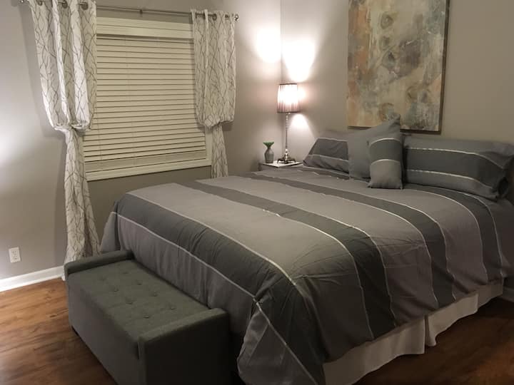 A Master hálószoba kényelmes king-size ággyal, saját fürdőszobával és kilátással a hátsó erdőre, az oldalsó teraszra és a kertekre. 

