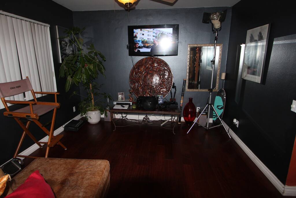 Spacious Living room with cable tv and wifi.