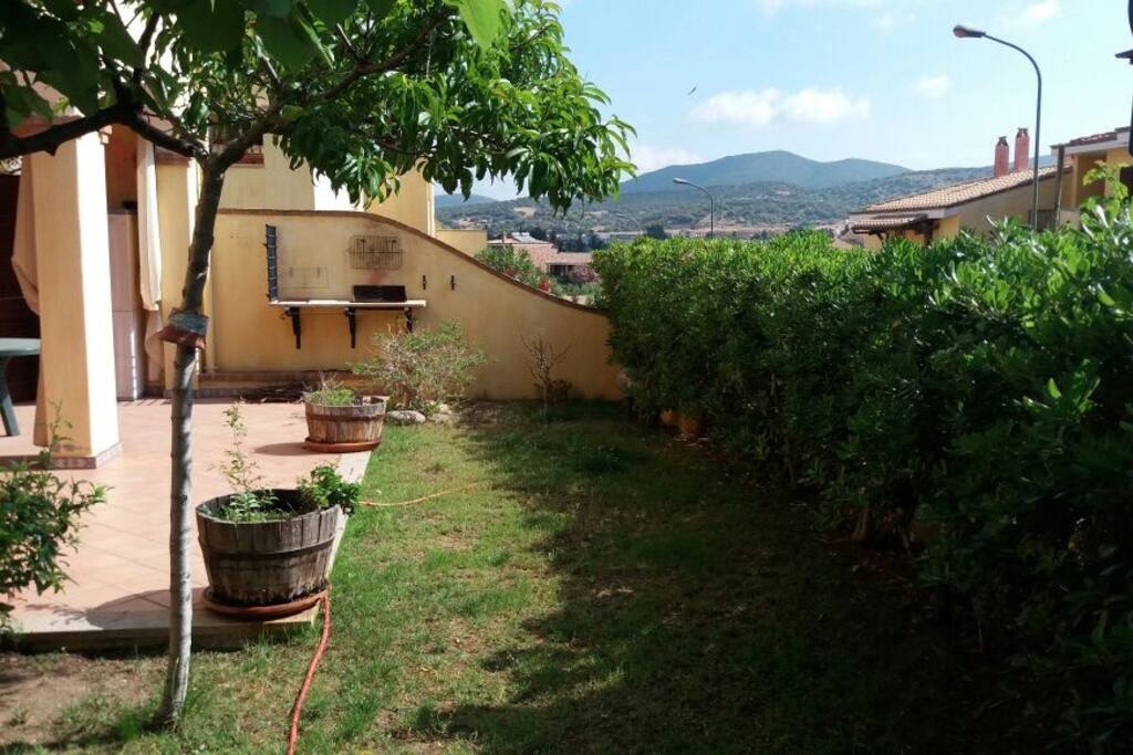 Giardino lato fonte strada