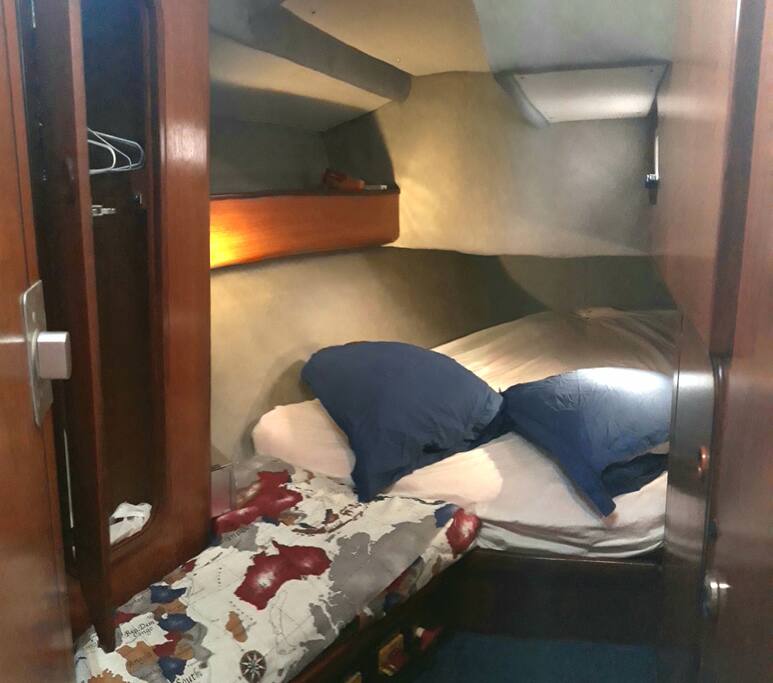 la chambre (ou plutôt la cabine) pour les matelots de passage.