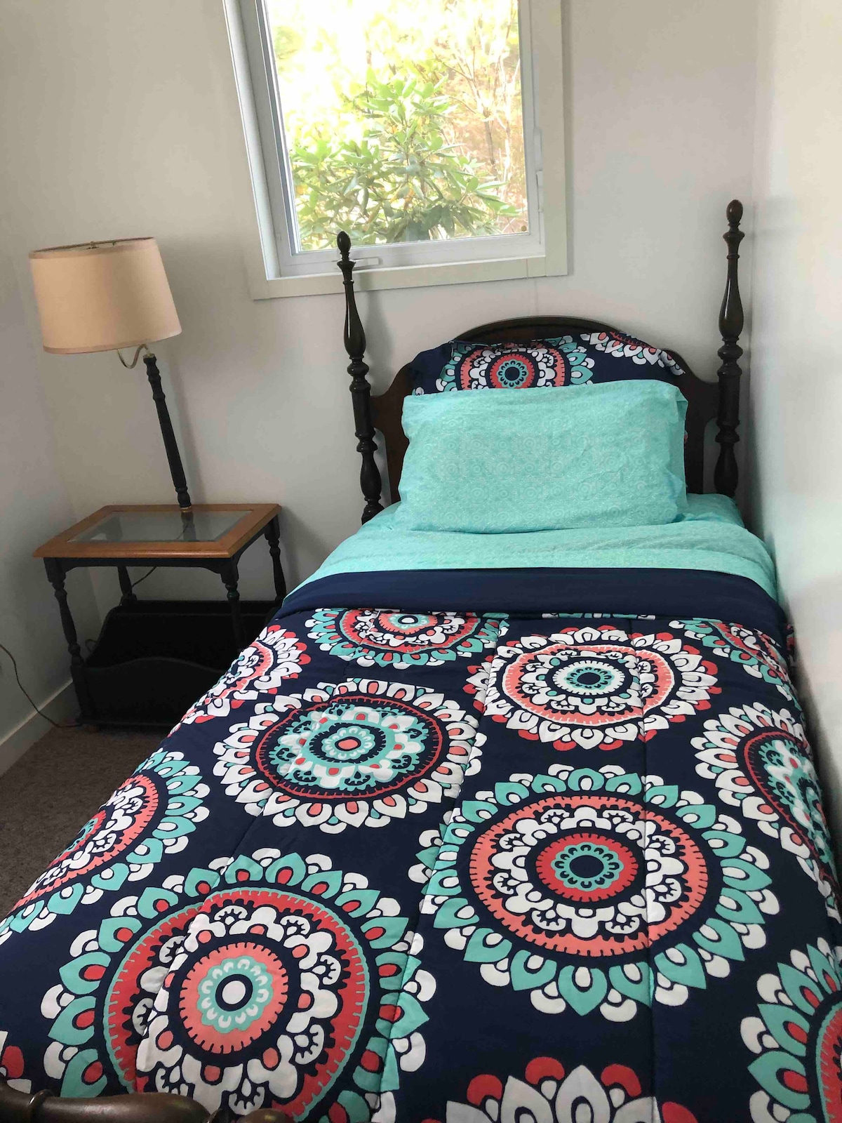 Habitación doble con colchón Sealy. Vista al jardín y vista limitada al lago sobre la entrada. Tabique al salón. Se proporcionan sábanas.