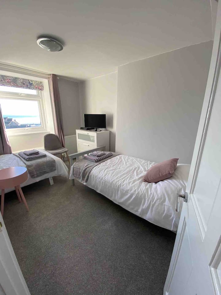 Habitación doble en el primer piso con PS4.