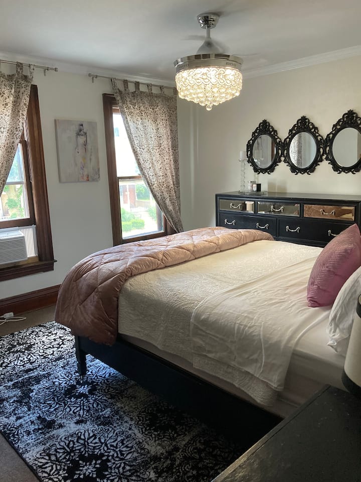 Upstairs Bedroom Suite 3 .  Queen Bee Suite 
Queen Bed 
