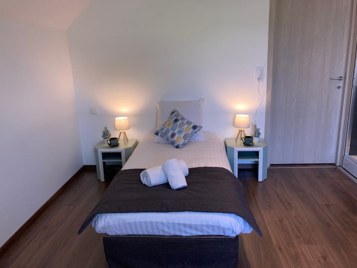 Chambre 1 lit 1 personne. 1 salle d’eau. 1 télévision, 1 Clim réversible.