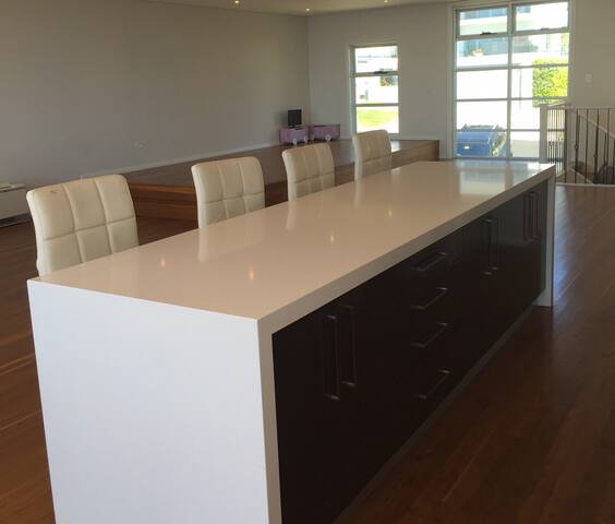 Stunning 4 Bedroom Home, Magnificent Water Views gallery image 4