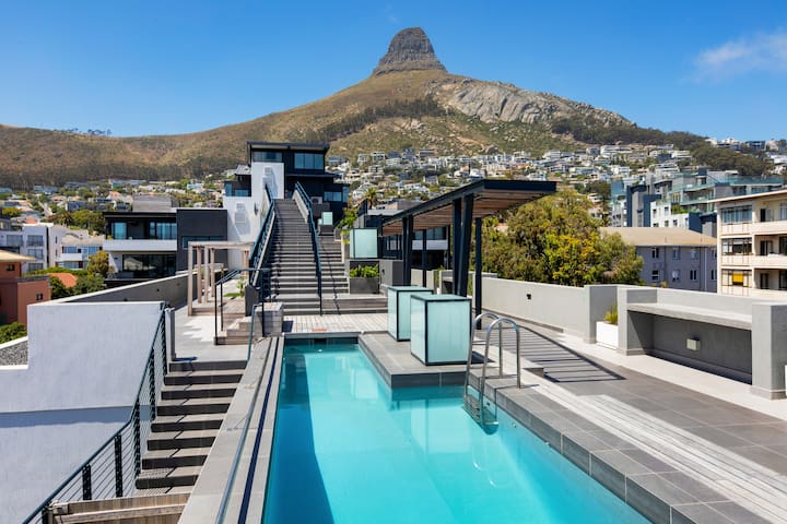 Modern duplex, Rooftop views, 5 mins walk to beach