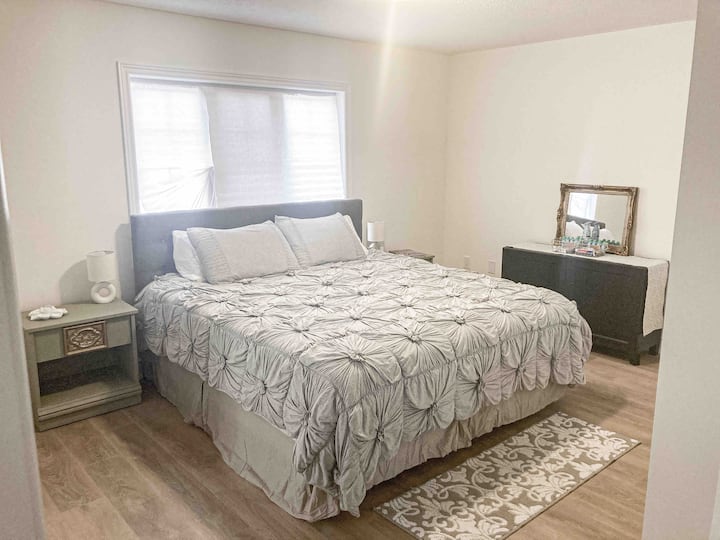 Основна спалня (суперголямо двойно легло)