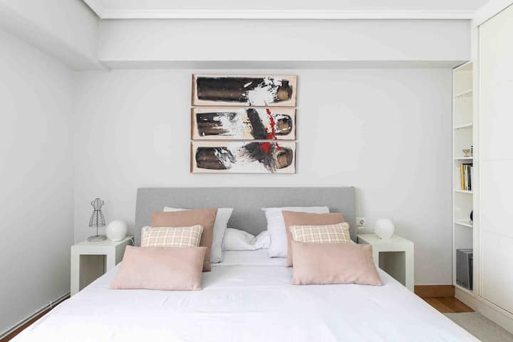 Dhomë gjumi e madhe me krevat dopio "king" dhe gardërobë me dyer rrëshqitëse.