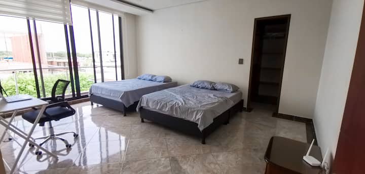 Ოთახი სამუშაო მაგიდით და ერგონომიული სკამით იდეალურია დისტანციური მუშაობისთვის