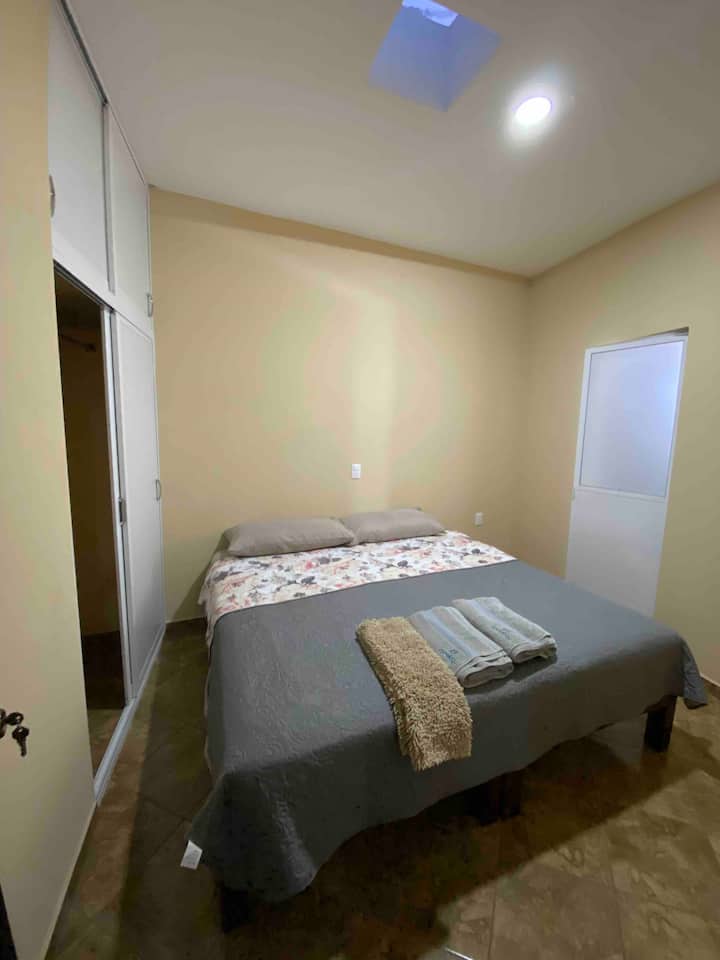 Habitación con cama King Size, cuenta con baño privado y closet