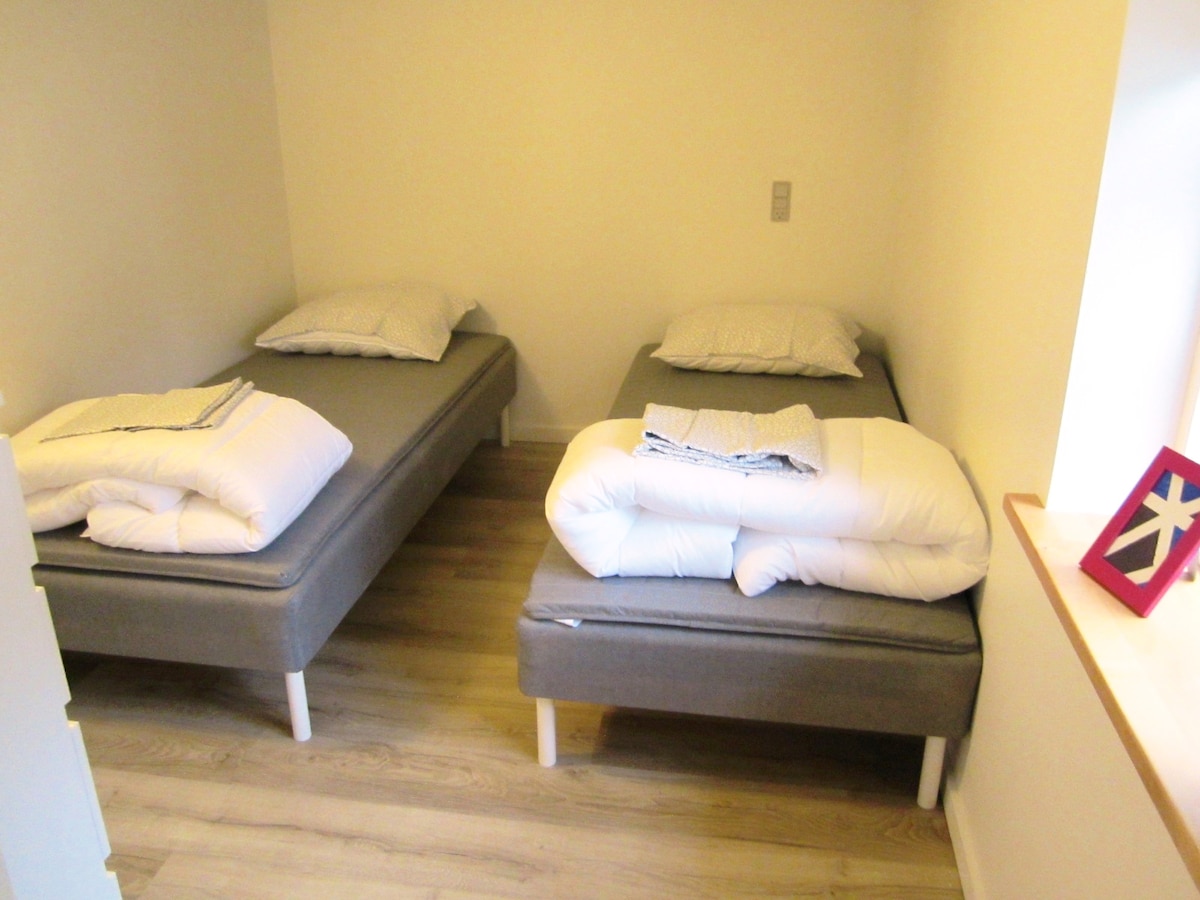 3号房，有2张床