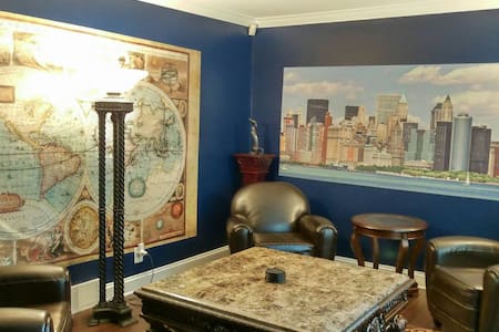 Nice First Floor Studio for Four! Niagara USA!