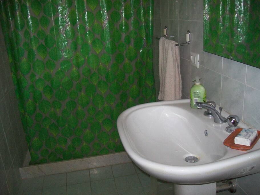 bagno completo con doccia