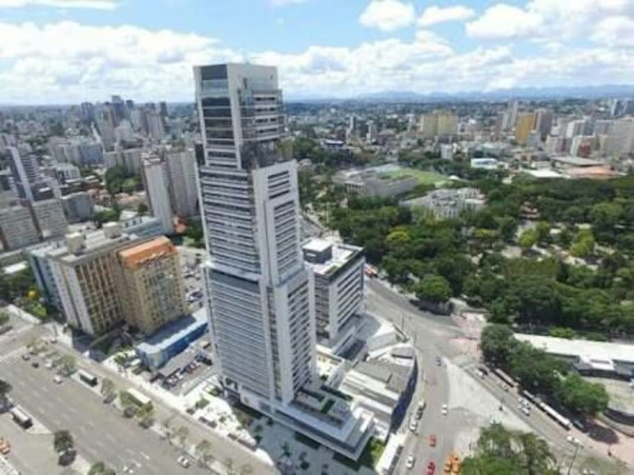 Um dos prédios mais altos da cidade. Imagina a vista? Academia, piscina, sauna, Jacuzzi, fica no último andar.
