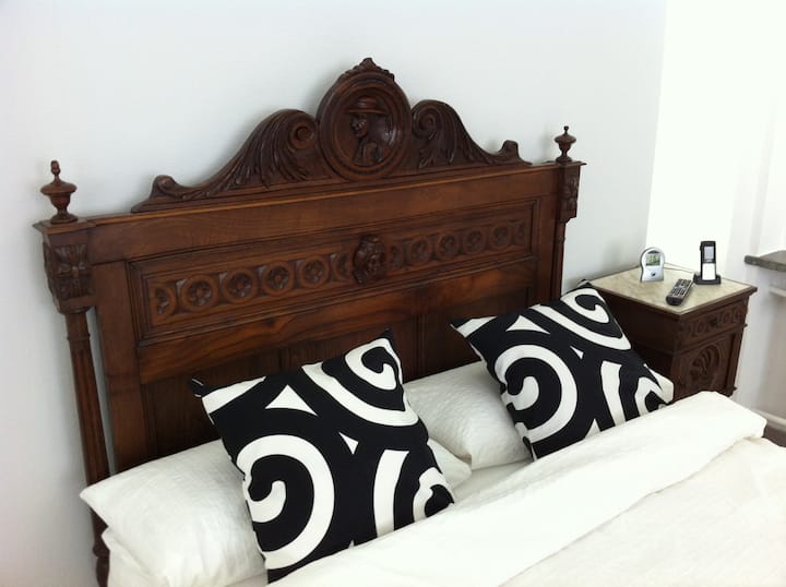 يبلغ طول هذا السرير > 100 سنة - بمقاس كبير 140 سم