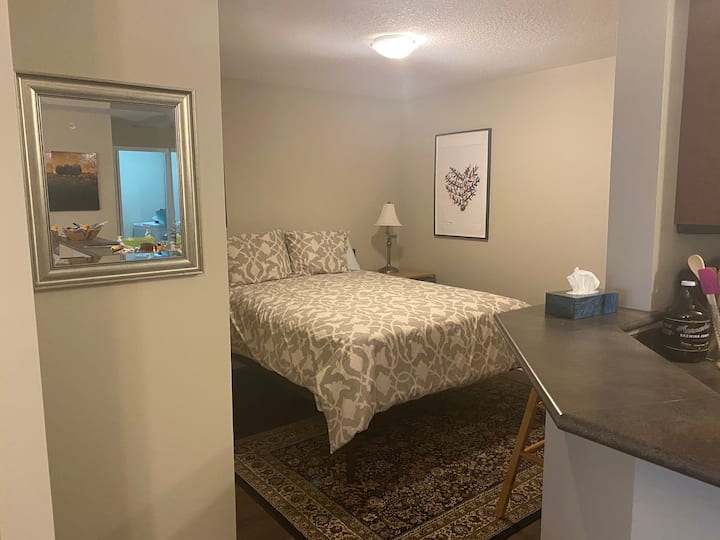 חדר שינה שלישי במאורה פתוחה. מיטת קווין, ללא דלת אלא לוח פרטיות זמין. 