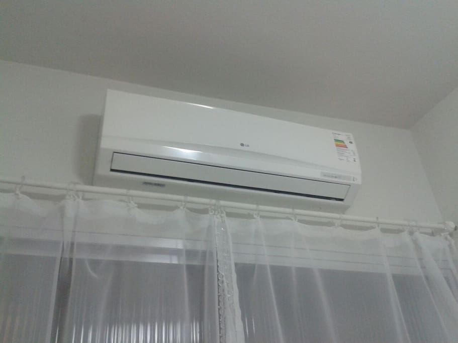 Brand new air conditioning - Ar condicionado novo.