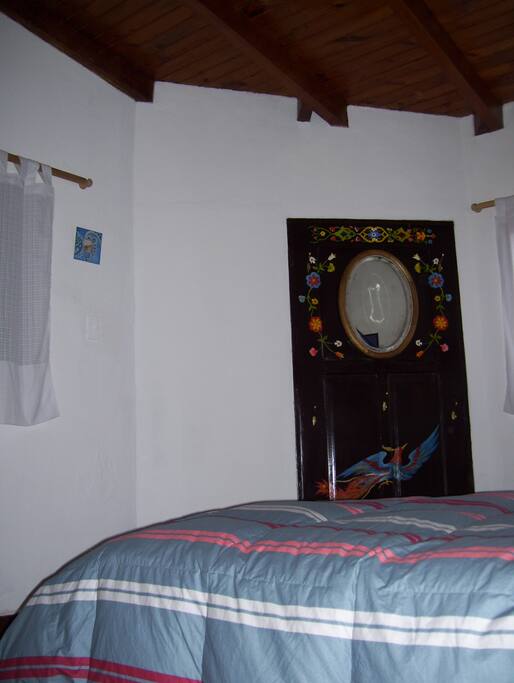 Puerta con percheros.