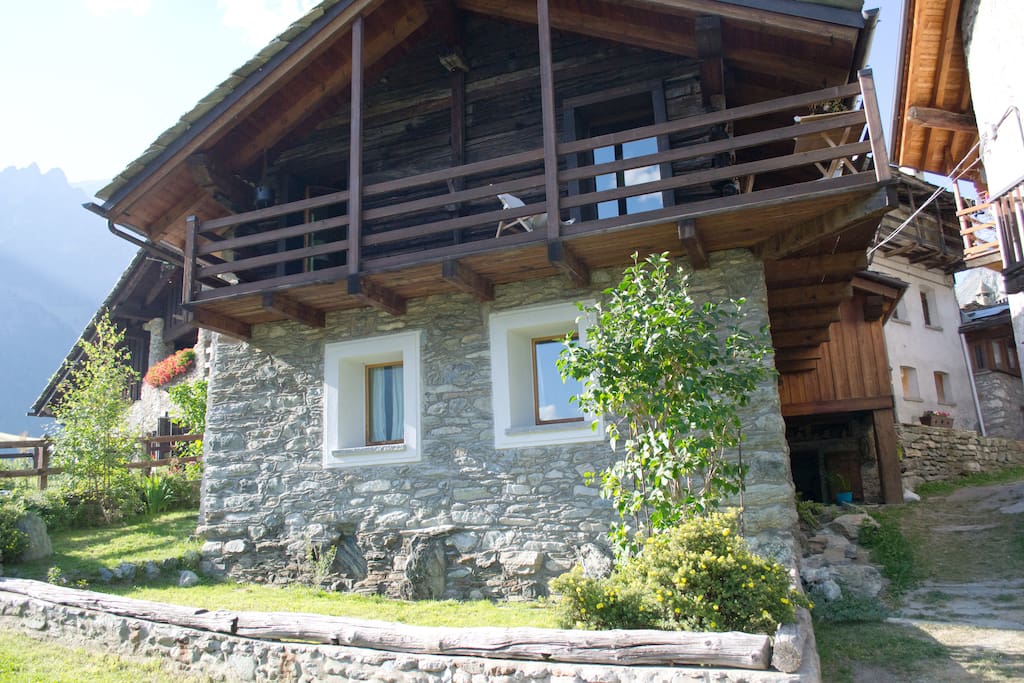 The original facade of the Rascard recuperating much of the original wooden structture.