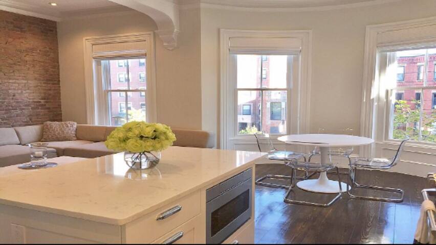 Beautiful Boston Brownstone gallery image 3