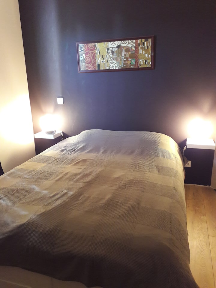 chambre 2 à l étage. lit double. penderie. petite vue mer  de la chambre