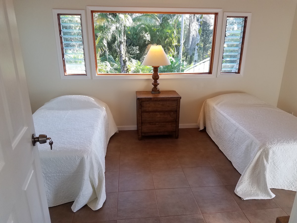 Spálňač.4 Dve samostatné postele, keramická dlaždica, umývačka riadu TV a prístup na hornú terasu