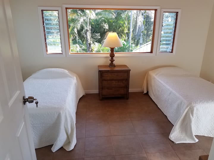 חדר שינהמס '4 שתי מיטות נפרדות, אריחי קרמיקה, טלוויזיה עם כלים וגישה למרפסת העליונה