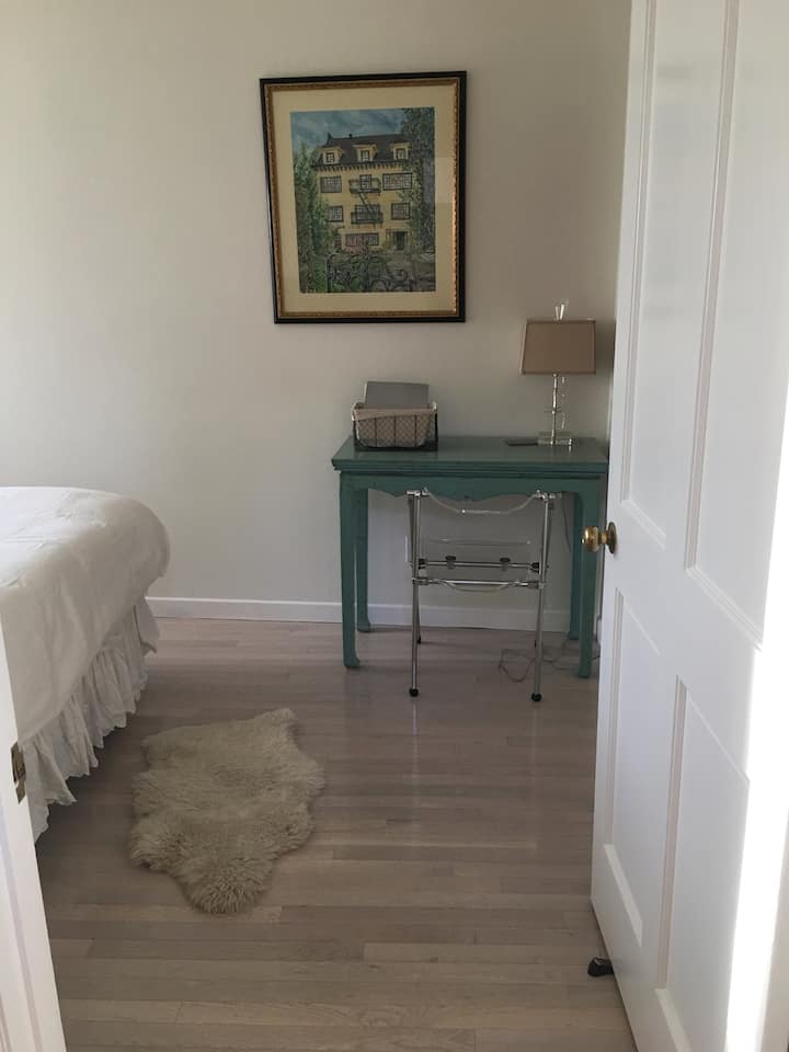 Sovrumsingång med dubbelsäng (Beauty Rest madrass) 