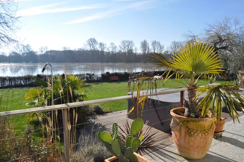 Property facing the Loire, castles