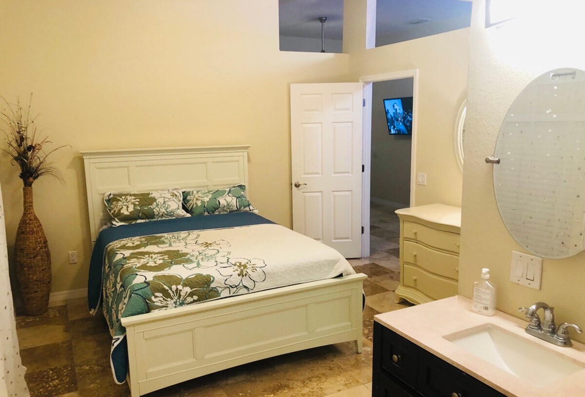 غرفة نوم . سرير بحجم كبير 