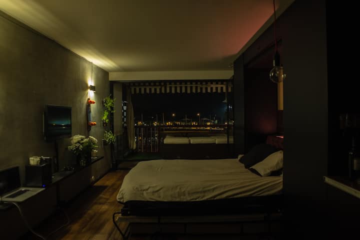 Queen size wall bed, drift off to the sounds of the ocean.