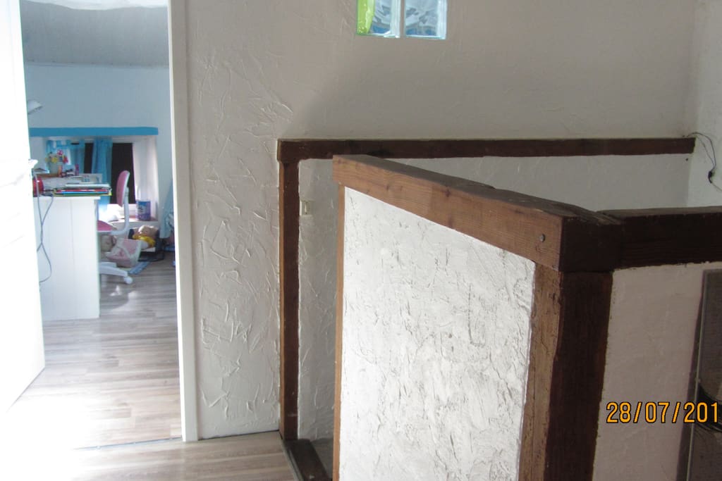 En haut, sous les toits, la cage d'escalier, vu sur la chambre d'enfant.