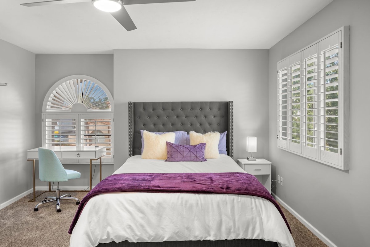 Spavaća soba na katu 2 od 4. Luksuzna i velika spavaća soba s bračnim krevetom, komodom, radnim stolom i pametnim televizorom.