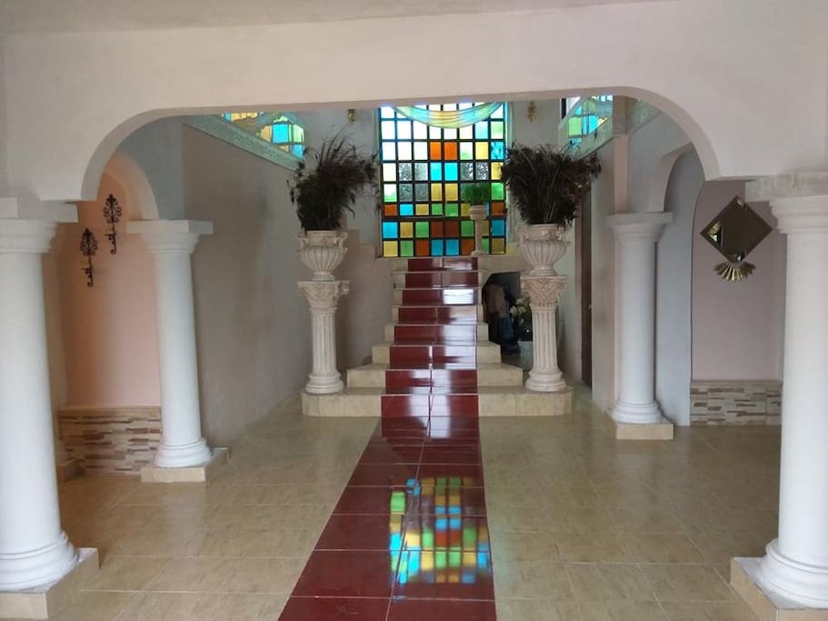 entrada principal hacia a la casa y escalera al segundo piso