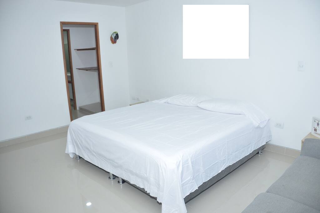 VISTA ENTRADA ARMARIO Y BAÑO HABITACION PRINCIPAL