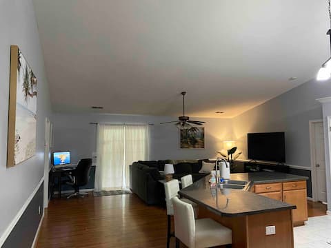 Top performing Airbnb: Spacious 3 BR house with private backyard. in Greenville