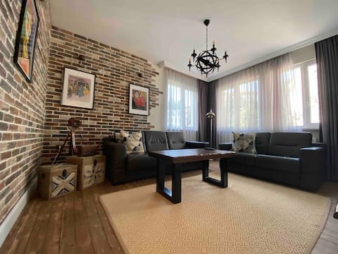 Popular Airbnb listing: Tsarevets Apartment-Veliko Tarnovo.Vintage luxury. in Велико Търново