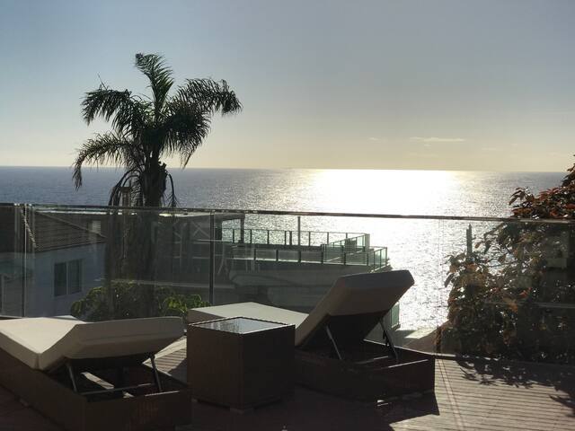 Stunning 4 Bedroom Home, Magnificent Water Views gallery image 5