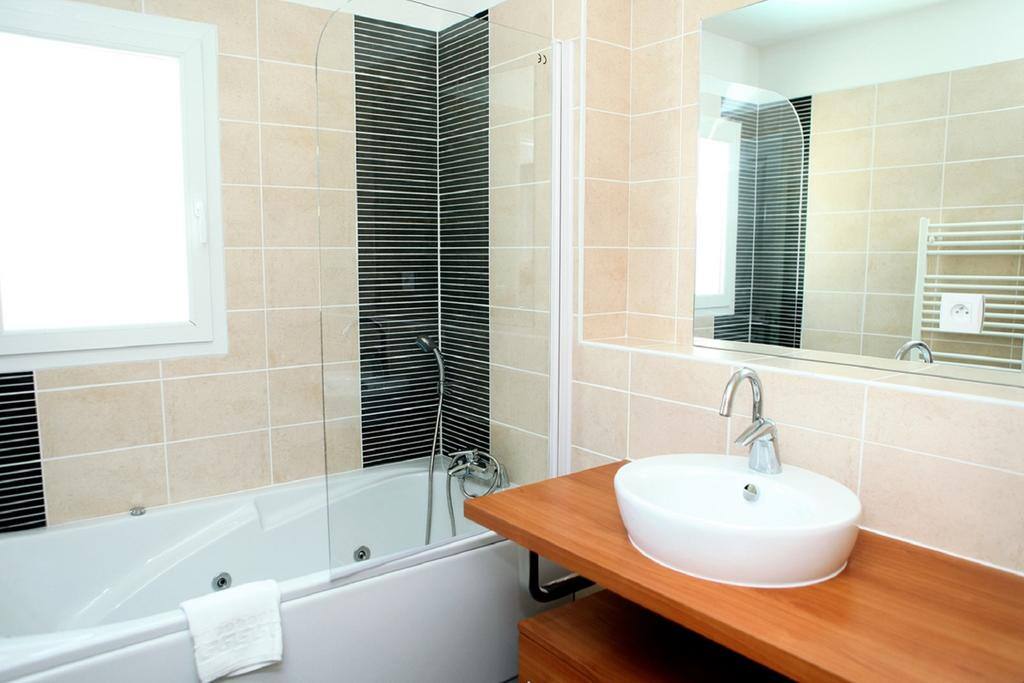 salle de bain avec baignoire balneo