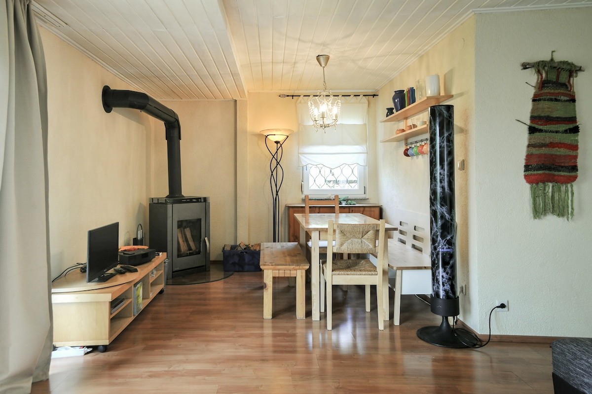 Tavolinë ngrënieje para sobës suedeze për 6 persona