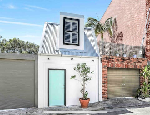 Top performing Airbnb: Modern self-contained flat in Redfern/Surry Hills in Surry Hills