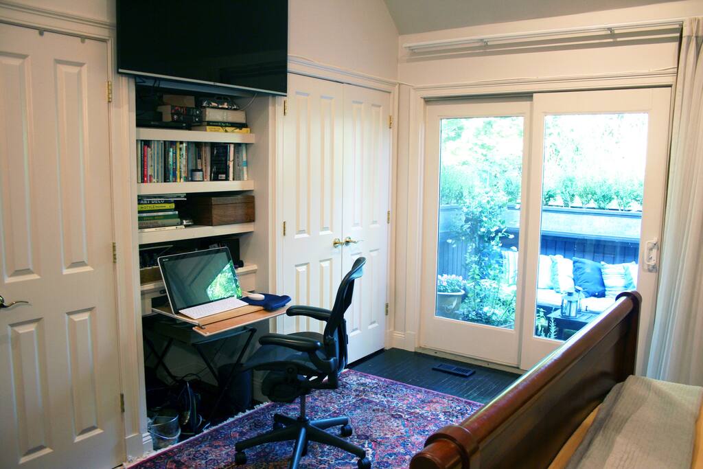 Bedroom w/deck