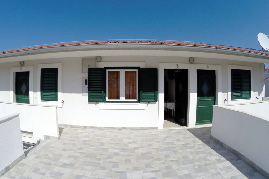 entrance 2 floor, 3 apartments