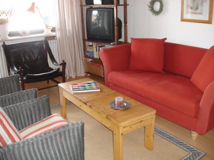 Obývačka s pohodlnou rozkladacou pohovkou.