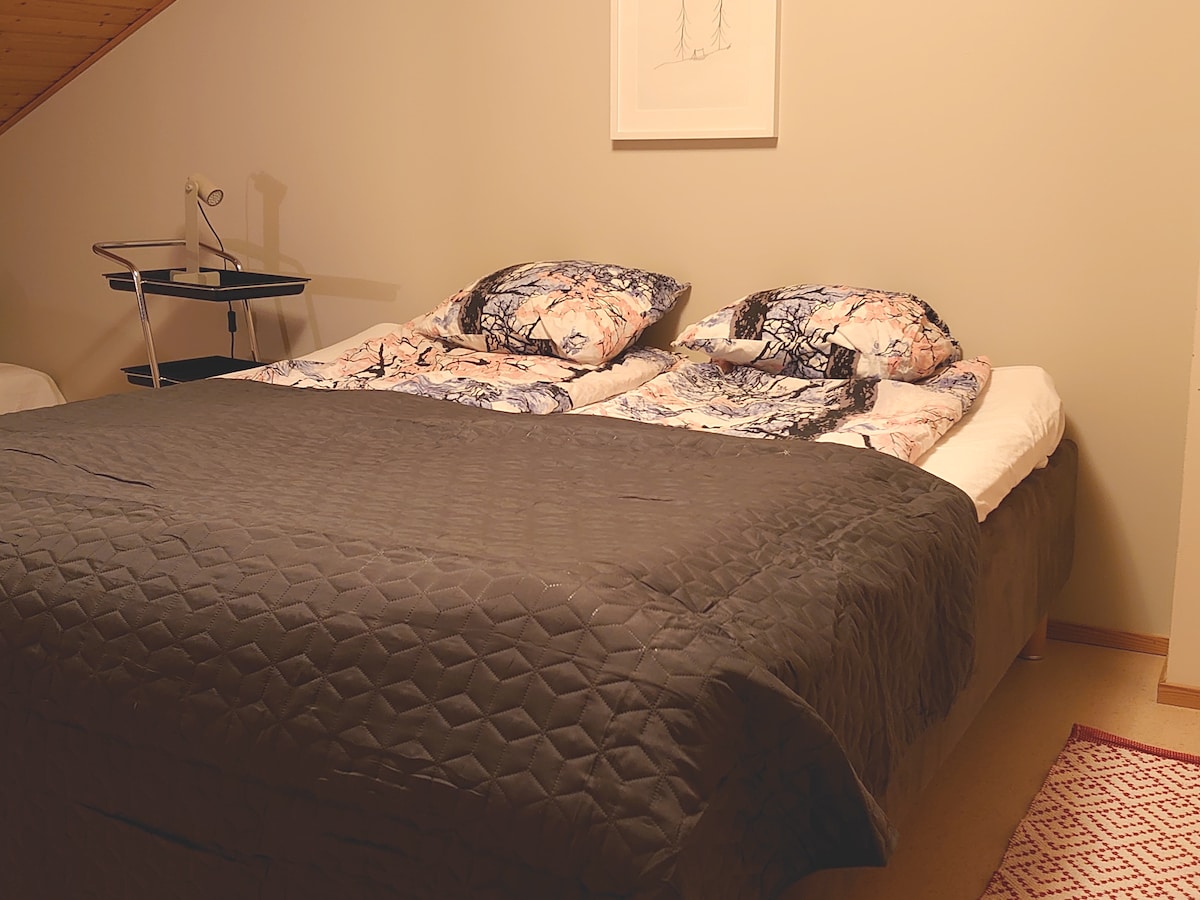 阁楼内有一张180厘米宽的双人床，2023年5月更新